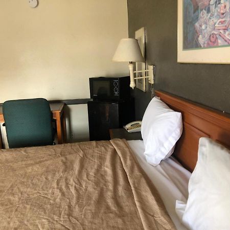 Airport Inn And Suites Талса Экстерьер фото