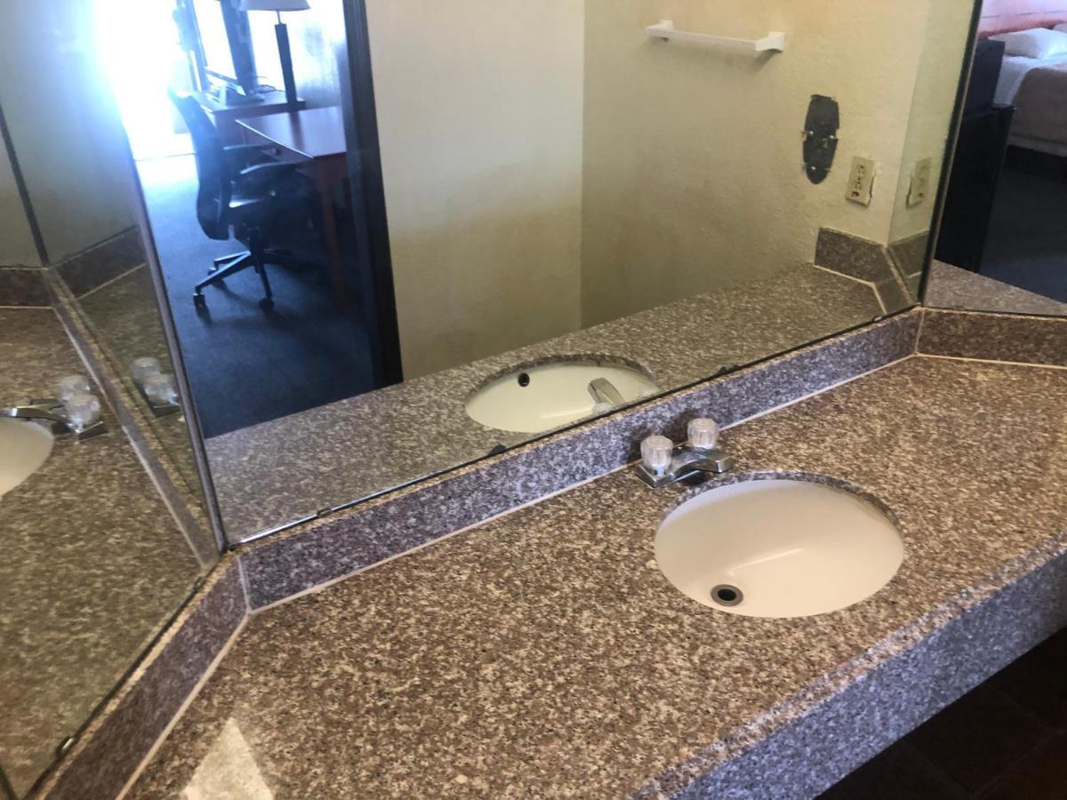 Airport Inn And Suites Талса Экстерьер фото
