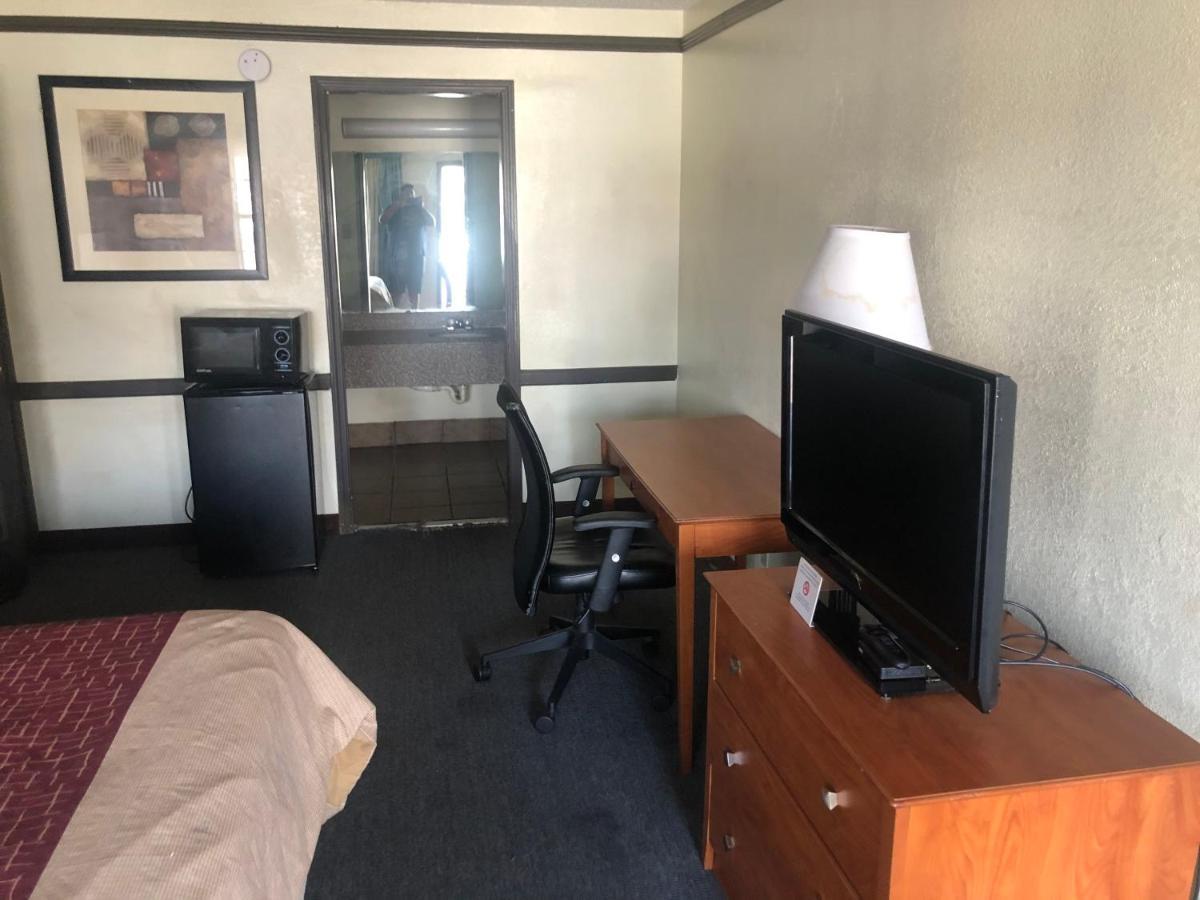 Airport Inn And Suites Талса Экстерьер фото